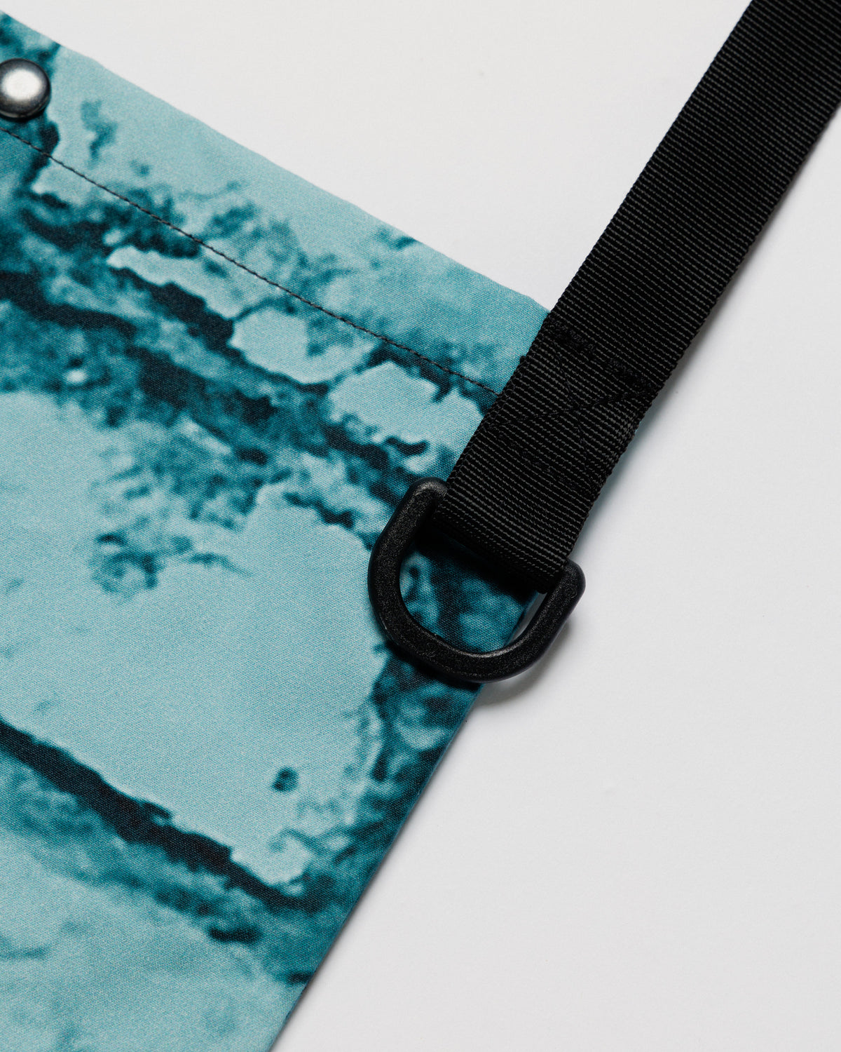 Musette - Blue Brick Camo — D-ring strap attachment detail